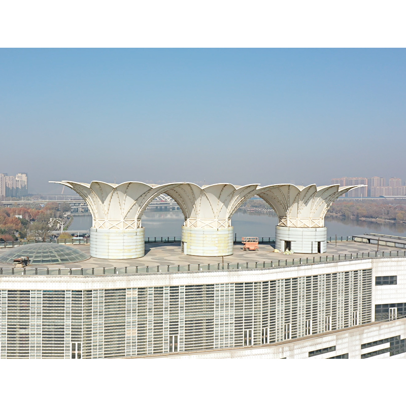 How does the high seismic performance of steel structured supermarket construction ensure the safety of crowded places like supermarkets in seismic zones?