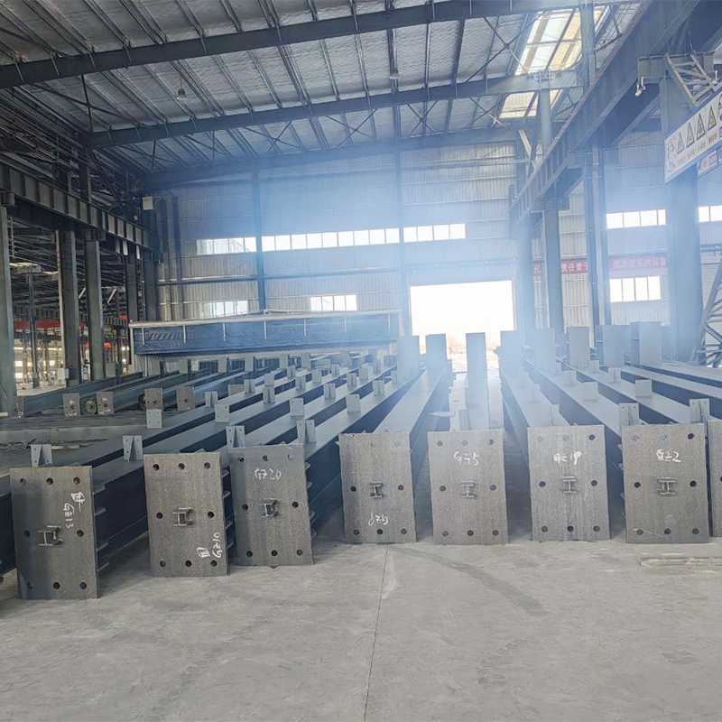 What Are the Key Differences Between Primary and Secondary Steel Members in Structural Framing?