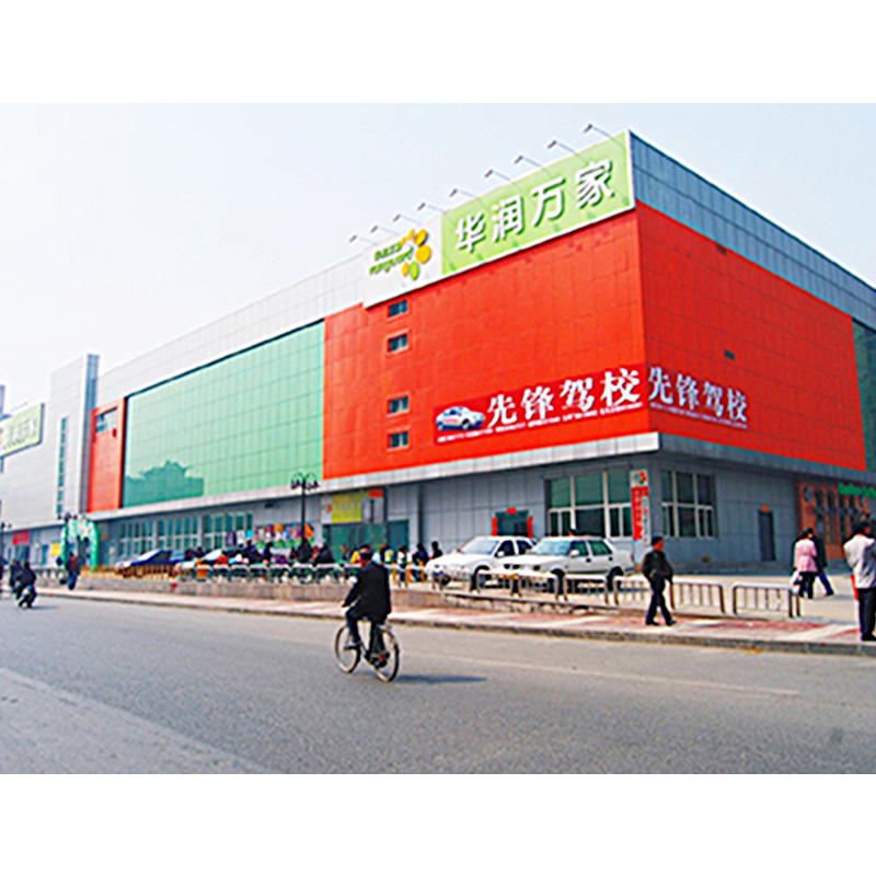 What are the primary structural and economic advantages of using steel frames for large-span supermarket and shopping mall construction?